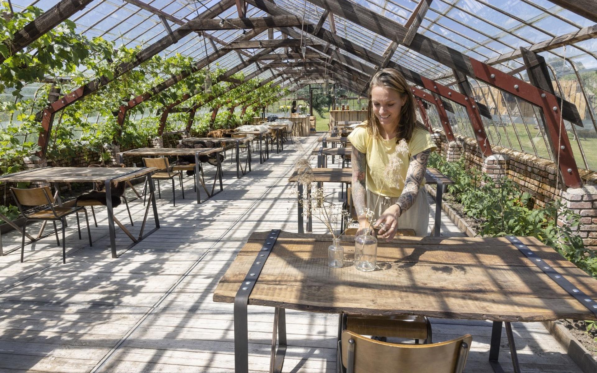 Sjanett de Geus in de Greenhouse van Yugen Forest