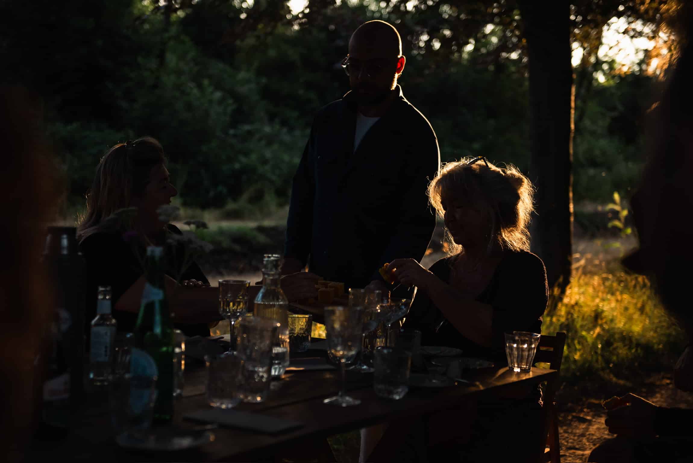 biodiversiteit op je bord — gedekte tafel bij Yūgen Forest in de natuur